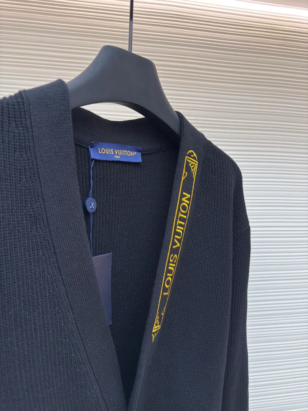 LOUIS VUITTON25SS gold barbed cardigan ●Authentic product: Purchased and developed for 17800 ●Item number: 1680497-B15 ●Fabric: Made of cotton and nylon blended core-filled yarn fabric ●Technology: knitting ●Version: Loose version ●Weight: about 905 grams ●Size: S-M-L-XL ●Description: This style is made of lightweight and breathable cotton blend rib knit, with Louis Vuitton logo and Monogram floral details embroidered on the left collar and flap pocket respectively. It can be used as an alternative to classics to create an elegant evening look and embark on a comfortable cruise. The overall wiring is straight and delicate, the fabric is comfortable and soft, and the color is consistent without color difference. It can be matched with the same style to create a fashionable look and control various occasions. Customized accessories, complete with three standards, same style for men and women!